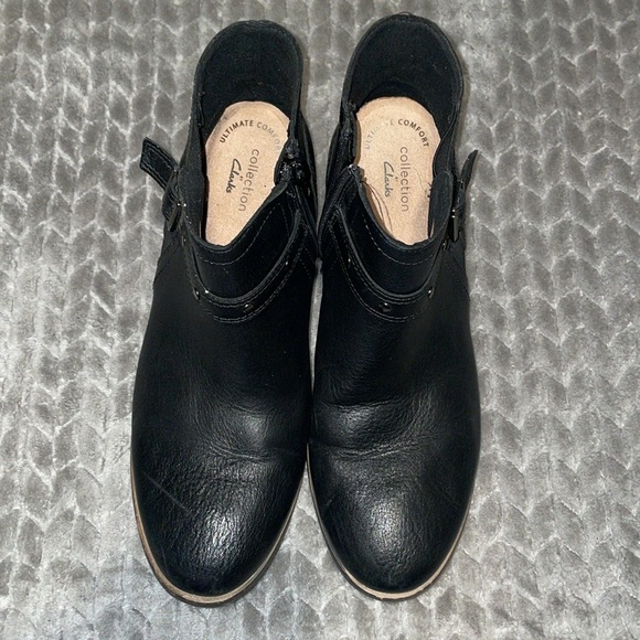 Clark’s Women's Collection Trish Strap Boots. Leather. Side zippers. Size 9.5 - Picture 5 of 9